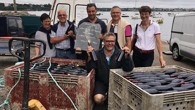 Ông Heude (hàng trước) và nhóm vớt những thùng rượu ủ dưới biển. Ảnh: BBC