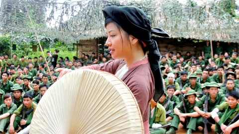 "Những người viết huyền thoại" (Hãng phim truyện Việt Nam) là ứng cử viên sáng giá của Bông sen vàng lần này.