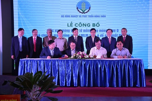 Ký kết chuyển giao giống vi-rút LMLM type A từ Chi cục Thú y Vùng VI cho doanh nghiệp để sản xuất vắc-xin.