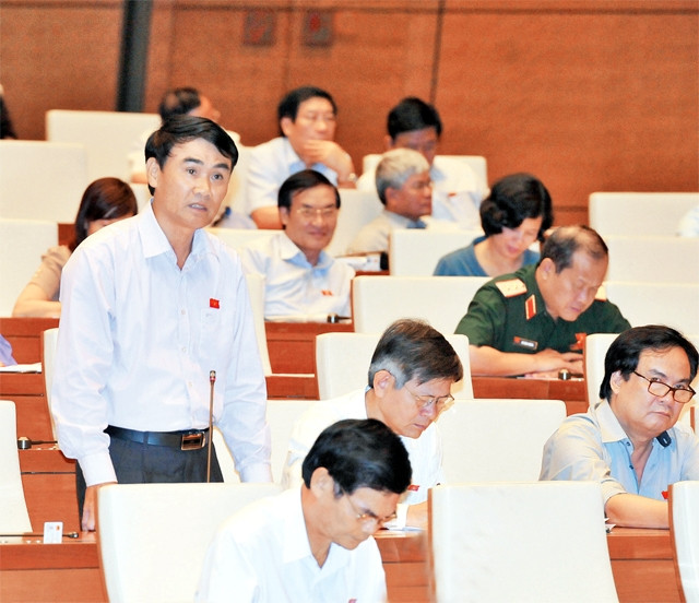 Ðại biểu QH tỉnh Thừa Thiên - Huế phát biểu ý kiến thảo luận tại hội trường. Ảnh: ÐĂNG KHOA