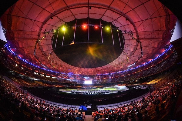 Sân vận động Bukit Jalil trở nên lung linh dưới những ánh đèn đủ màu sắc trước giờ khai mạc.