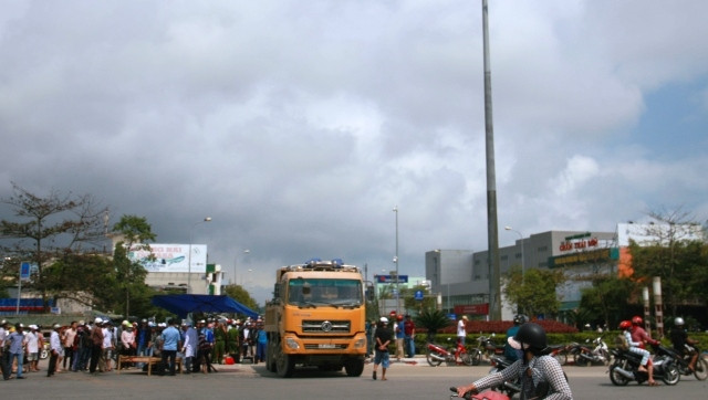 Hiện trường vụ tai nạn trưa 6-3 làm một phụ nữ tử vong tại vòng xuyến Nguyễn Hữu Thọ - Cách mạng Tháng 8.