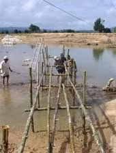 Bà con Cam Tuyền bắc tạm
cầu tre Bến Dâu sau trận lũ.