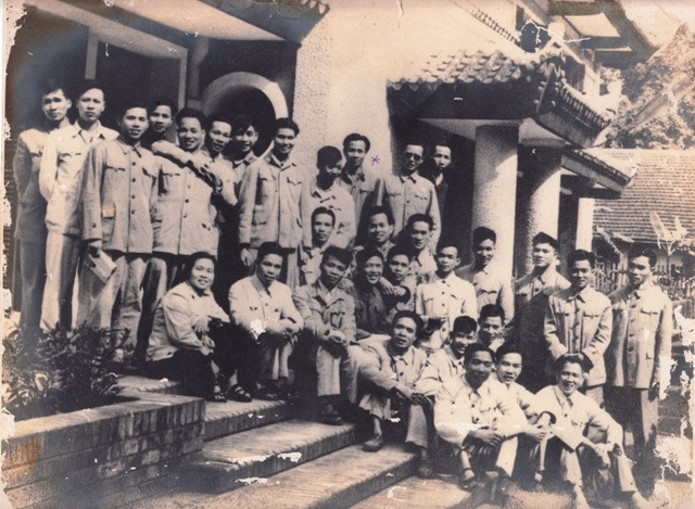 Tiễn các nhà văn đi chiến trường. (Ảnh tư liệu)