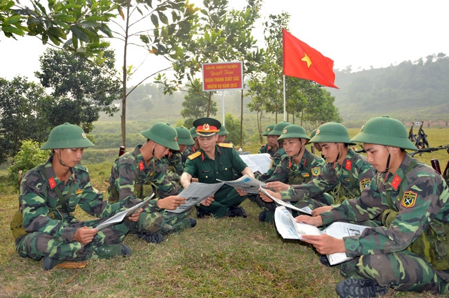 Phút giải lao sau giờ huấn luyện của cán bộ, chiến sĩ Tiểu đoàn 4, Trung đoàn 148, Sư đoàn 316 (Quân khu 2).