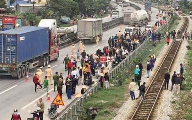 Hiện trường vụ tai nạn giao thông ở xã Kim Lương, Hải Dương.