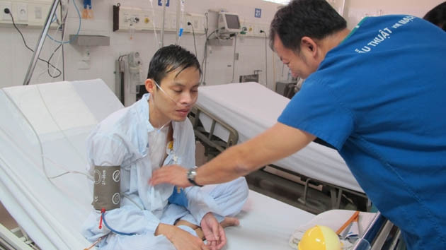 Các bác sĩ kiểm tra lại vết mổ cho người bệnh trước khi xuất viện.