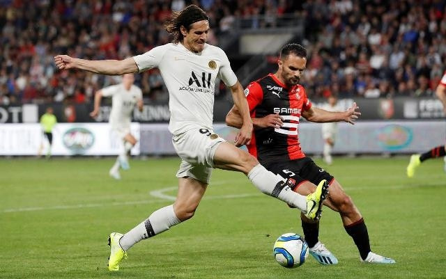 Edinson Cavani (trái) là tác giả bàn thắng duy nhất của PSG trong trận thua trước Rennes sáng nay. (Ảnh: Reuters)