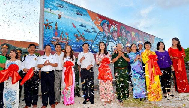 Khánh thành bức tranh gốm “Trường Sa - Sức mạnh Việt Nam”.