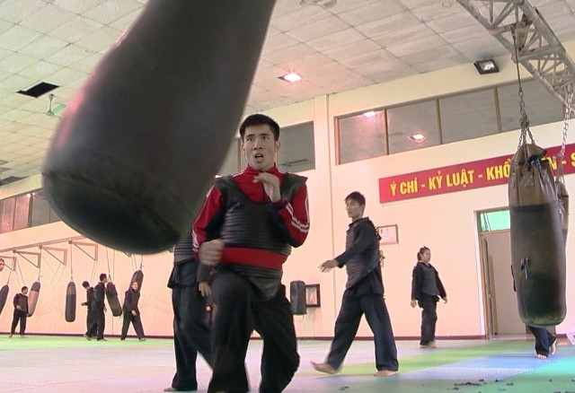 VĐV Nguyễn Thái Linh tập luyện với bao đấm.