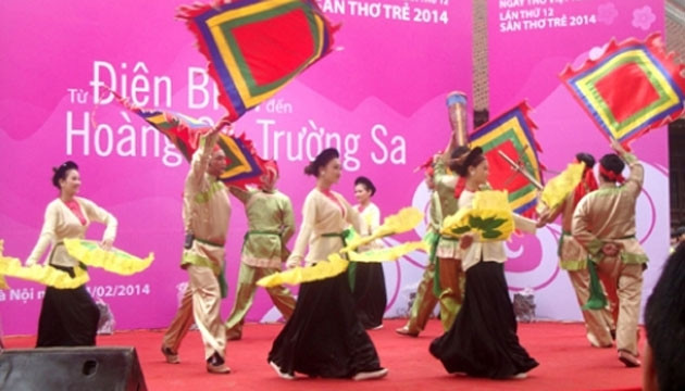Biểu diễn nghệ thuật trong Ngày thơ Việt Nam năm 2014 tại Văn Miếu - Quốc Tử Giám (Hà Nội).