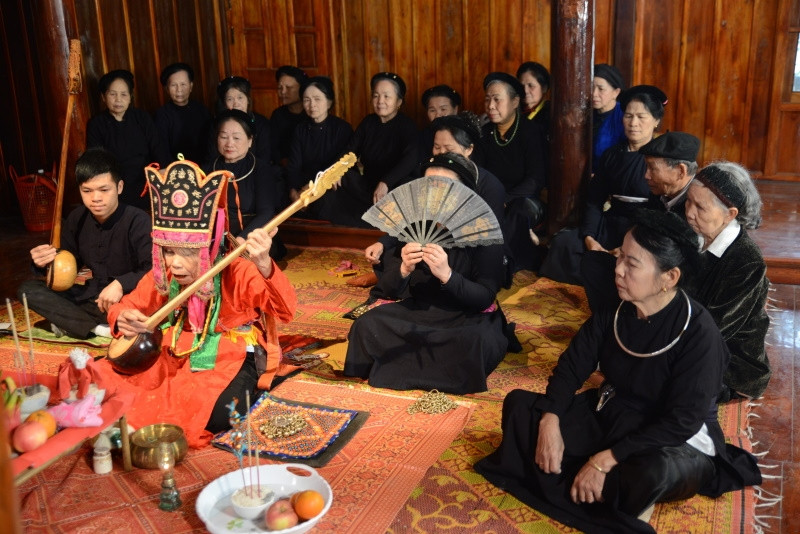 Thày Then đang thực hiện nghi lễ. (Ảnh: Hồ sơ đệ trình UNESCO)