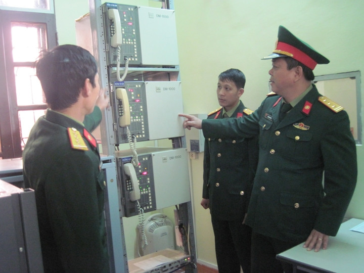 Đại diện lãnh đạo, chỉ huy Lữ đoàn 134 (Binh chủng Thông tin liên lạc) kiểm tra nền nếp trực tại Trạm thông tin V65.