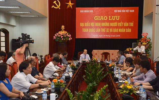  Giao lưu giữa các nhà văn trẻ với những người làm báo Nhân Dân