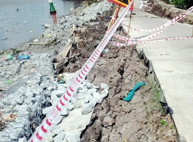 Đoạn bờ kè thuộc huyện Hòa Bình (Bạc Liêu) bị sạt lở nghiêm trọng.
