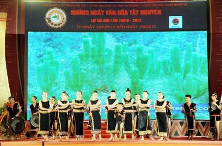 Chương trình biểu diễn nghệ thuật tại Lễ khai mạc Những ngày văn hóa Tây Nguyên tại Hà Nội lần thứ 2. Ảnh: TRẦN HẢI