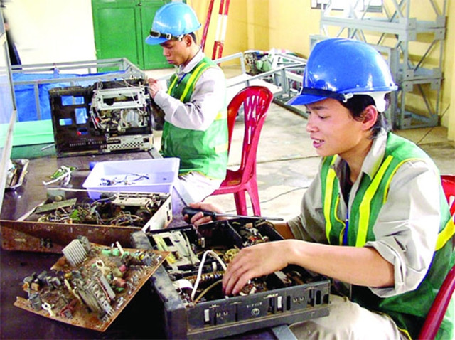 Phân loại rác thải rắn trước khi xử lý tại Nhà máy rác thải Nam Sơn, huyện Sóc Sơn (Hà Nội).