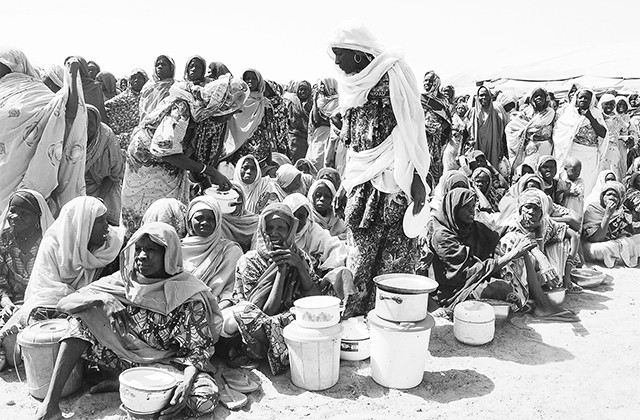 Người dân Ni-giê-ri-a chờ nhận lương thực cứu trợ ở bang Bo-nô.
