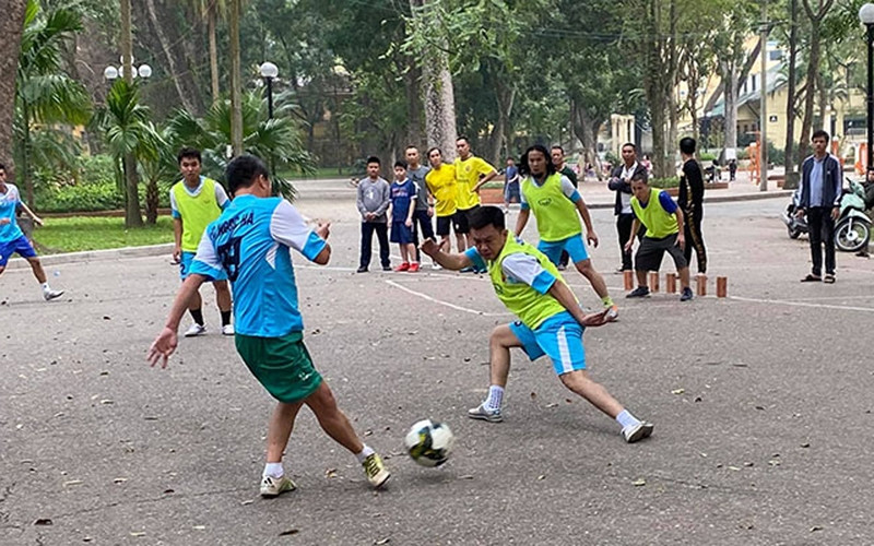 Một pha bóng "tóe lửa" trên sân bê-tông Bách Thảo của giới bóng đá phủi Ngọc Hà.