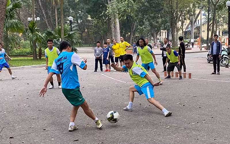 Một pha bóng "tóe lửa" trên sân bê-tông Bách Thảo của giới bóng đá phủi Ngọc Hà.