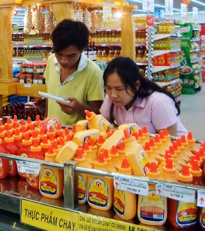 Hiện nay vẫn không có một hệ thống hiệu quả, bảo đảm quyền lợi cho người tiêu dùng Việt Nam. Ảnh: DUY LINH