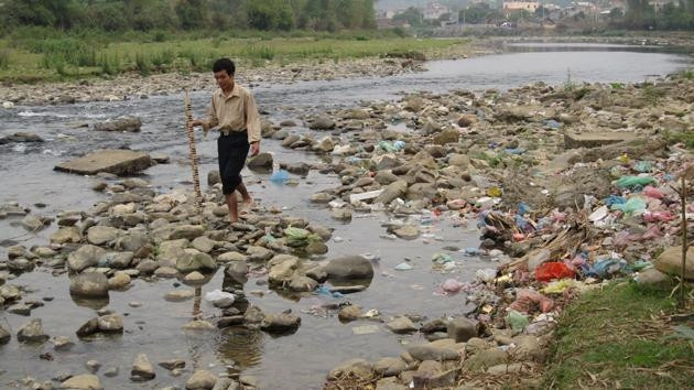 Sông cầu đoạn chảy qua thị xã Bắc Cạn hiện chỉ là con suối nhỏ.