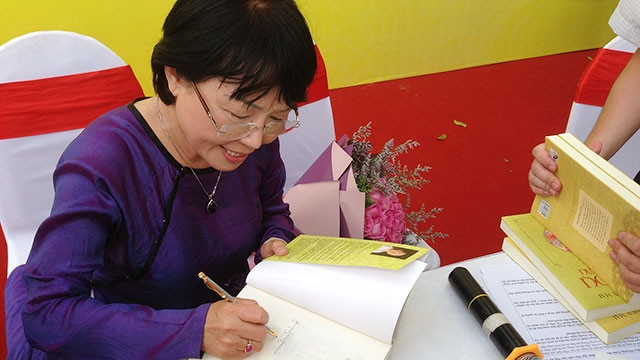 Nhà văn Trần Thùy Mai tặng chữ ký cho độc giả nhân dịp ra mắt bộ tiểu thuyết.