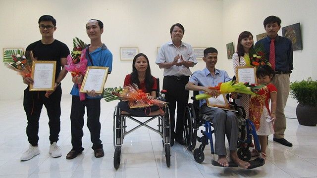 Các họa sĩ tại triển lãm.