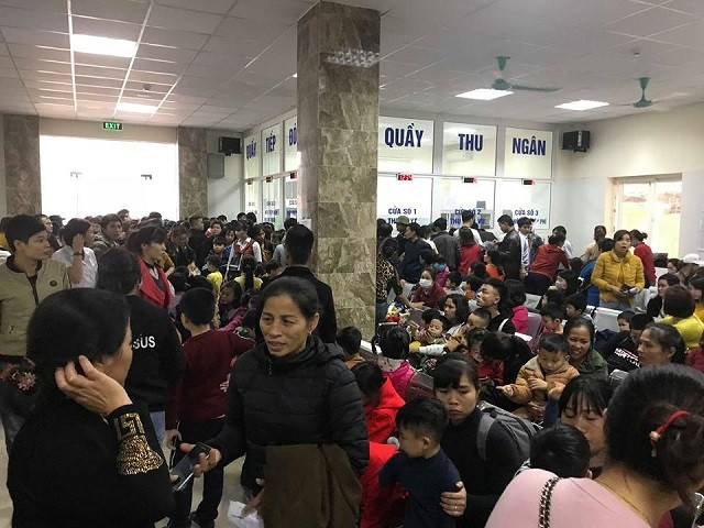 Viện Sốt rét - Ký sinh trùng và côn trùng TƯ tiếp nhận đăng ký của gần 700 cháu bé trong ngày 16-3.