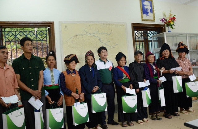 Vietcombank tặng quà các gia đình chính sách tại Điện Biên