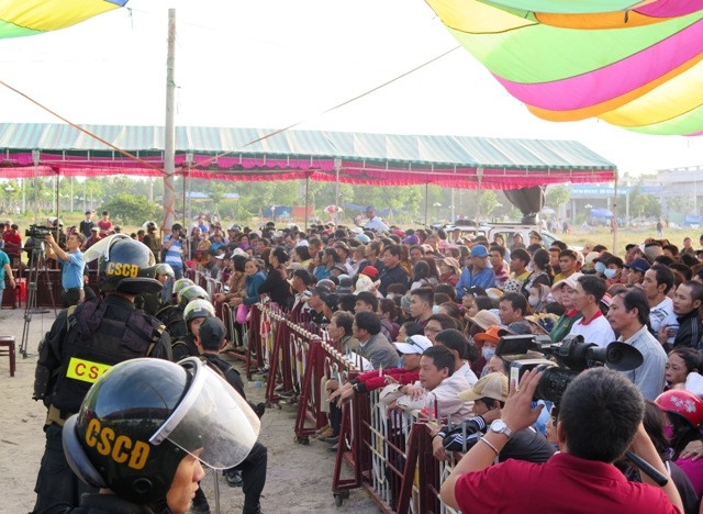 Đông đảo người dân đến dự phiên tòa.