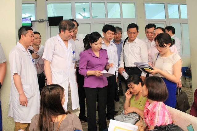Bộ trưởng Y tế kiểm tra số khám bệnh của bệnh nhân tại BV Phụ sản T.Ư.