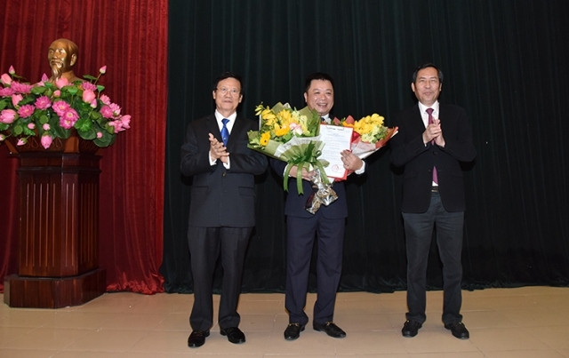 Đồng chí Hà Ban, Phó Trưởng Ban Tổ chức T.Ư và đồng chí Thuận Hữu, Tổng Biên tập Báo Nhân Dân, Phó Trưởng Ban Tuyên giáo T.Ư trao quyết định bổ nhiệm Phó Tổng Biên tập Báo Nhân Dân cho đồng chí Quế Đì