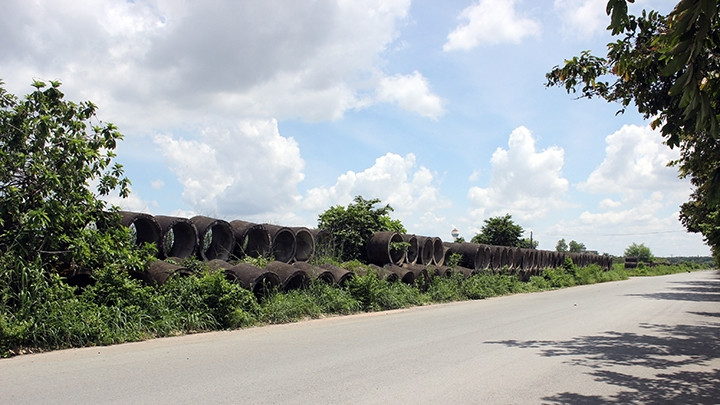 Sau hơn 12 năm xây dựng, các hạng mục theo quy hoạch của Khu công nghiệp Mai Trung đều chưa hoàn thành.