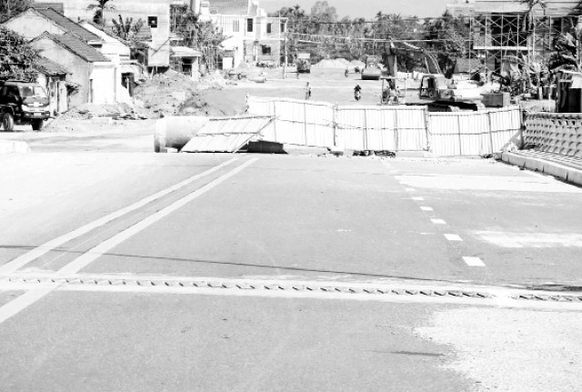 Đường dẫn lên cầu Thạch Bích chưa được hoàn thiện.