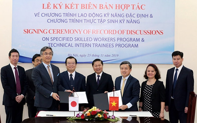 Đại diện của các đơn vị Cục Quản lý Lao động ngoài nước và JITCO trao Biên bản hợp tác về Chương trình lao động kỹ năng đặc định và Chương trình thực tập sinh kỹ năng (Ảnh: Molisa).
