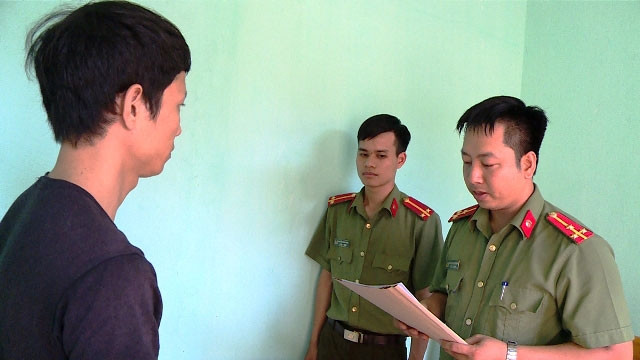 Cơ quan An ninh tống đạt quyết định khởi tố bị can.