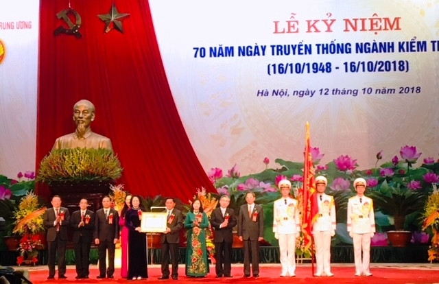 Quyền Chủ tịch nước Đặng Thị Ngọc Thịnh trao Huân chương Lao động hạng Nhất tặng cơ quan UBKT T.Ư.