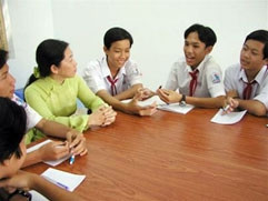 Cô Dương Thị Phượng - GVCN
lớp 9A2 Trường THCS Bình Quới
Tây đồng thời cũng là tư vấn viên -
và học trò của mình.