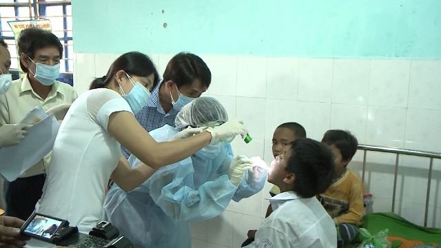 Đoàn y, bác sĩ kiểm tra bệnh bạch hầu ở huyện Nam Trà My.