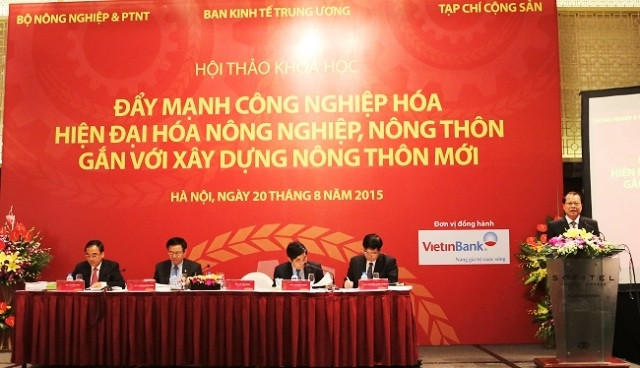 Chủ trì Hội thảo, có Phó Thủ tướng Chính phủ Vũ Văn Ninh, Trưởng Ban Kinh tế T.Ư Vương Đình Huệ và Bộ trưởng NN&PTNT Cao Đức Phát.