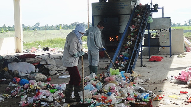 Lò xử lý rác thải ở xã Song Lãng, huyện Vũ Thư. Ảnh: DUNG NHÃ