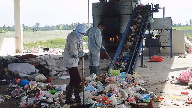 Lò xử lý rác thải ở xã Song Lãng, huyện Vũ Thư. Ảnh: DUNG NHÃ