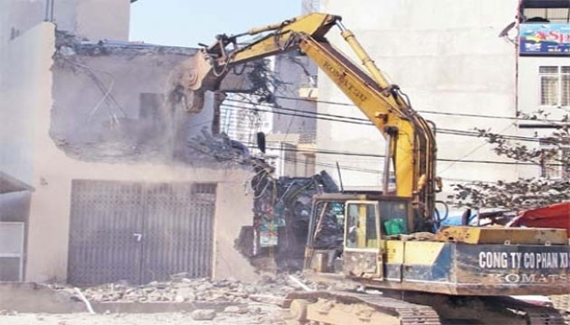 Phá dỡ công trình vi phạm tại xã Mỹ Ðình, huyện Từ Liêm.   Ảnh: CHÍNH TRUNG