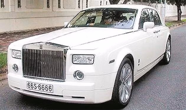 Xe biển số đẹp trên đường phố.