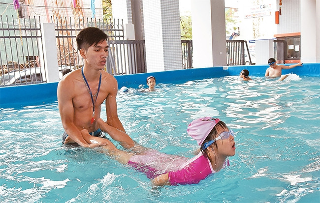 Dạy bơi cho học sinh tại Trường tiểu học Chu Văn An, quận Tây Hồ. Ảnh: MINH HÀ