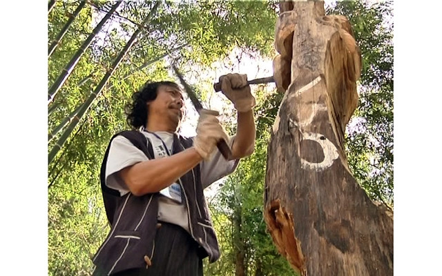 Nghệ nhân thi tạc tượng ở TP Buôn Ma Thuột, tỉnh Ðác Lắc.