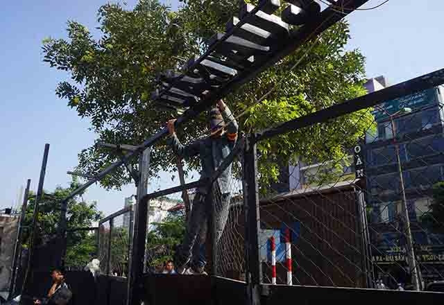 Lực lượng chức năng đang tháo dỡ các công trình vi phạm.