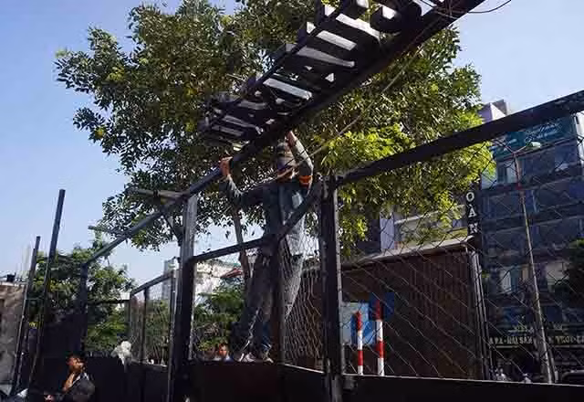 Lực lượng chức năng đang tháo dỡ các công trình vi phạm.