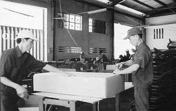 Công nhân Công ty TNHH Tân Phước đóng gói mặt hàng đồ gỗ xuất khẩu.